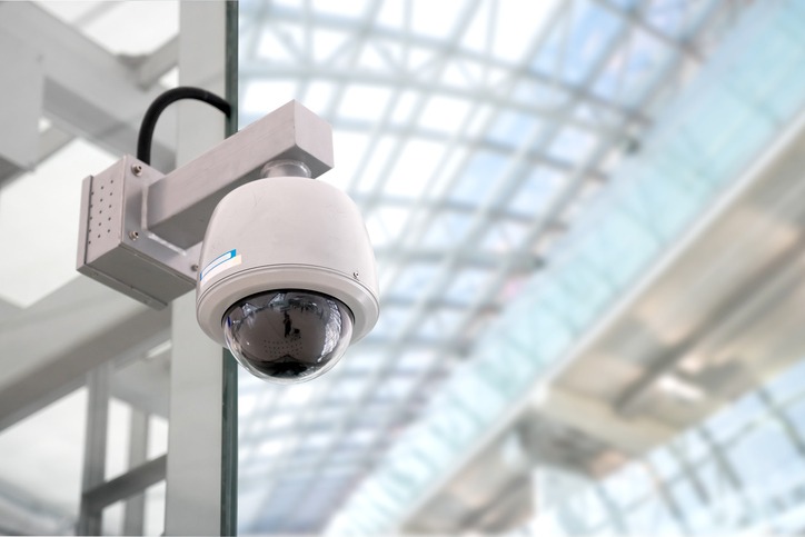 Caméra de surveillance motorisée à l'intérieur d'une grand édifice commercial.